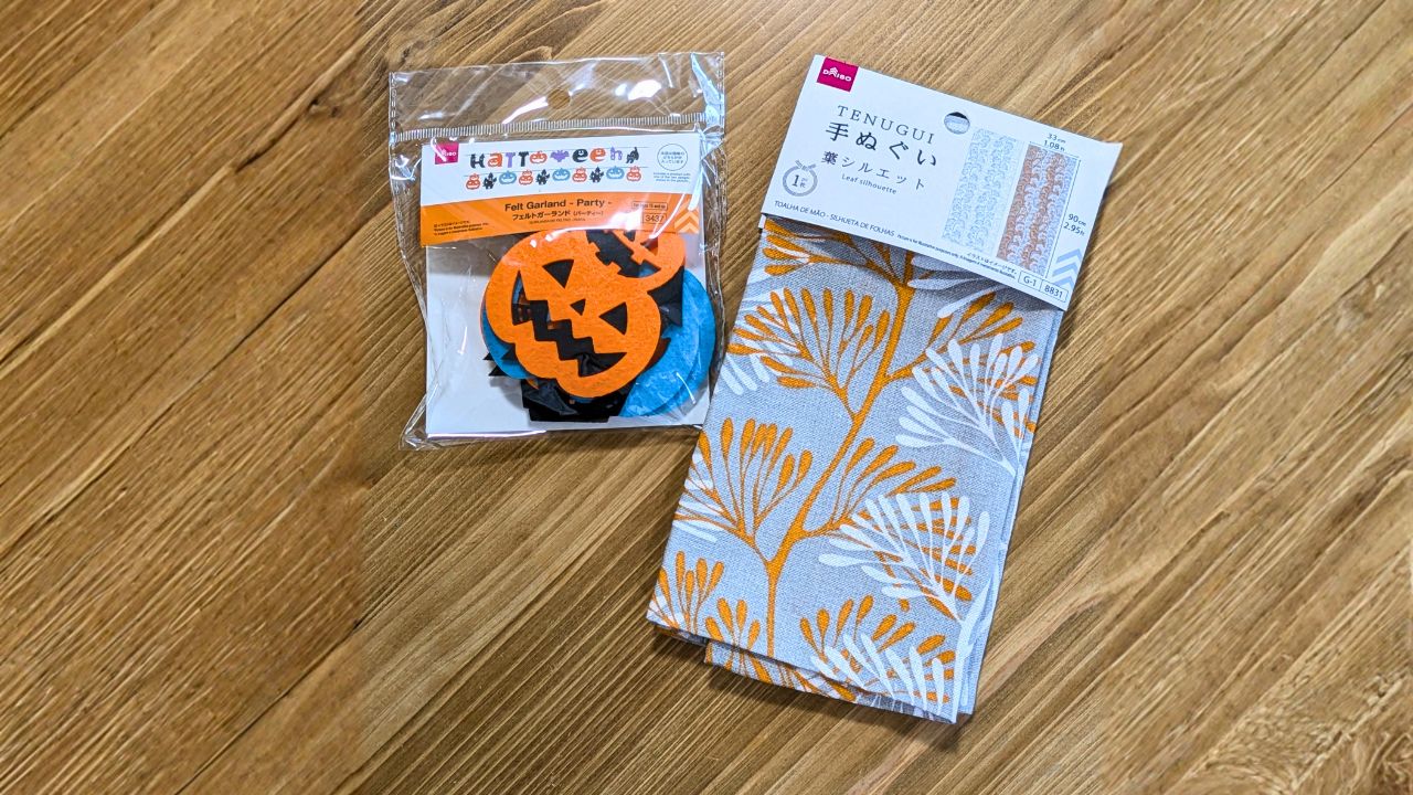 ダイソーで買ったフェルトのハロウィンガーランドと葉柄の手ぬぐい