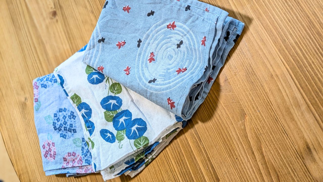 これまでに買ったダイソーの手ぬぐい。金魚、朝顔、あじさい柄
