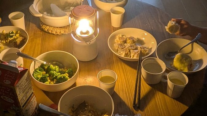 停電2日目の夕食、ランタン1つの明かり