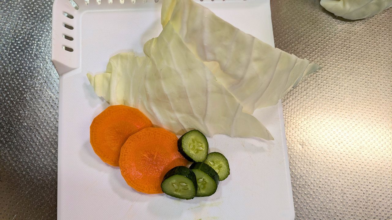 夕飯の支度。モルモット用の野菜を切ってから、ねぎ・いも類を切ります。コンパクトまな板は100均