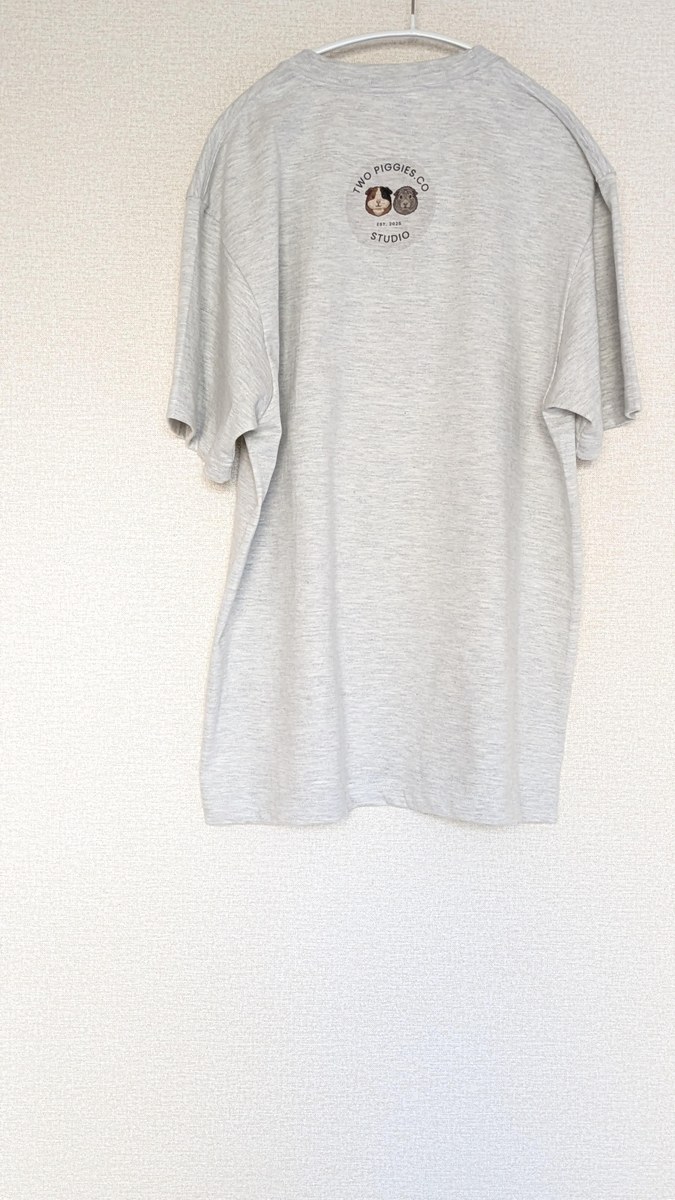 Tシャツの背中のTWO PIGGIES STUDIOの丸いロゴ